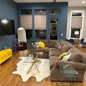 Holiday home Glitz & Guitars I Stylish 3br With Rooftop Hot Tub In East, Nashville